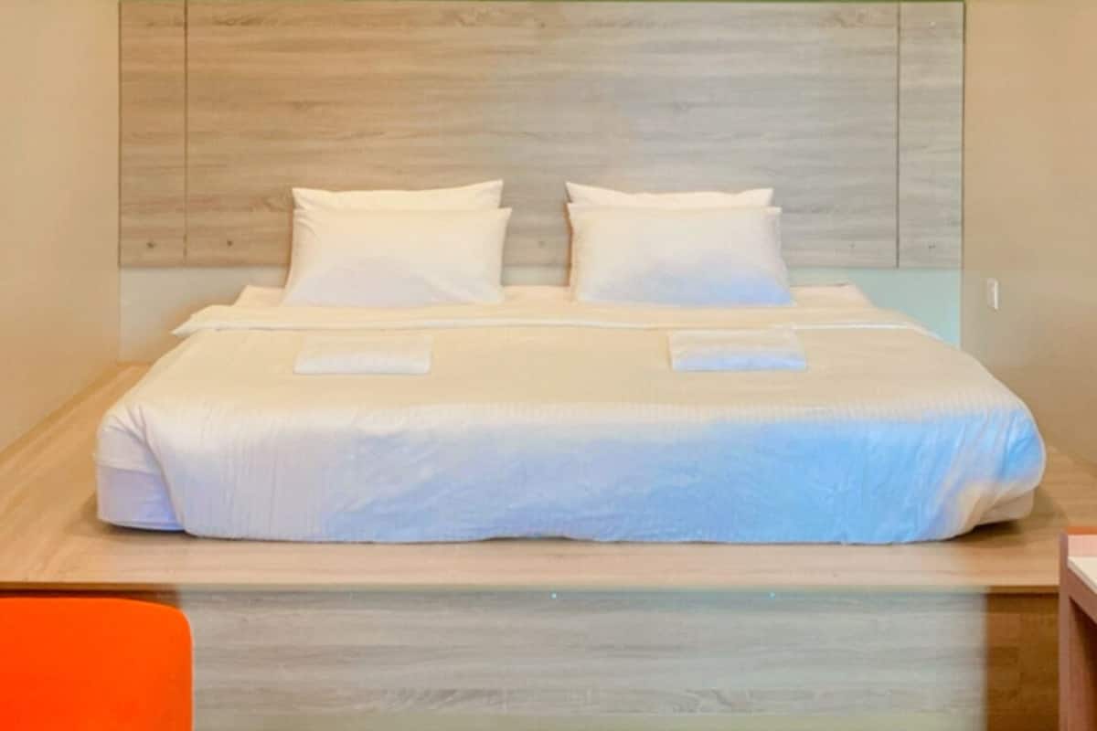 Deluxe Room | Blackout drapes, soundproofing, iron/ironing board, free WiFi