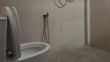Douche, douche à « effet pluie », sÚche-cheveux, chaussons