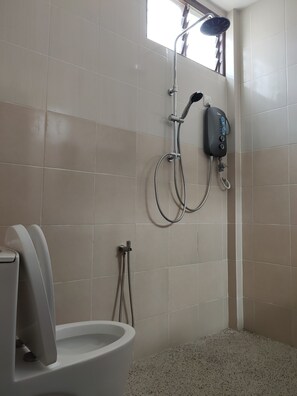 Regadera, regadera tipo lluvia, secadora de cabello, pantuflas 