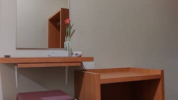 ستائر تعتيم وتجهيزات عازلة للصوت ومكواة/لوح كي وواي فاي مجانًا