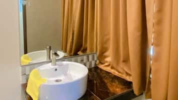 ستائر تعتيم وتجهيزات عازلة للصوت ومكواة/لوح كي وواي فاي مجانًا