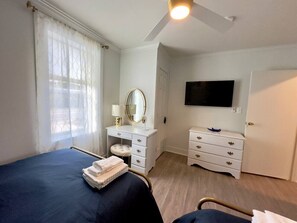 2 chambres, fer et planche à repasser, lit de bébé portatif
