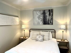 2 habitaciones, tabla de planchar con plancha y cuna de viaje