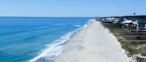 Plage à proximité, chaises longues, serviettes de plage