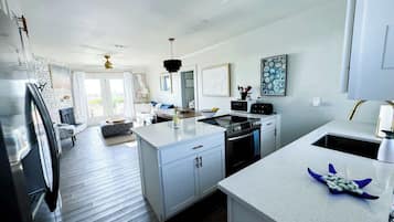 Geladeira, micro-ondas, fogão, cooktop