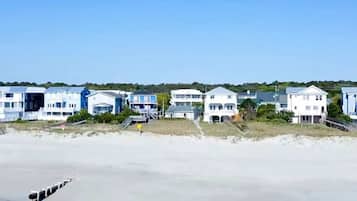 Perto da praia, espreguiçadeiras, toalhas de praia