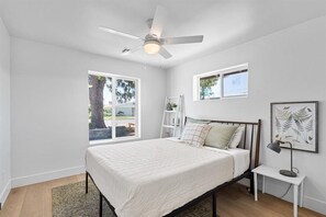 4 bedrooms, WiFi, bed sheets, wheelchair access - NEW 1 Min Walk DT Gilbert - 4 Bedroom Retreat (Gilbert)