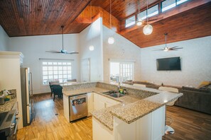 Casa de lujo | Cocina privada | Refrigerador con congelador, microondas, horno y lavavajillas