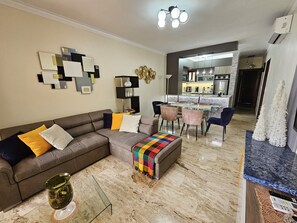 Familienapartment, 1 Schlafzimmer, Poolblick | Wohnbereich