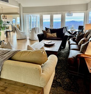 Smart TV, chimenea, reproductor de DVD y libros 