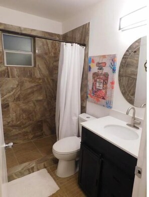 Dusche, Haartrockner, Handtücher, Seife