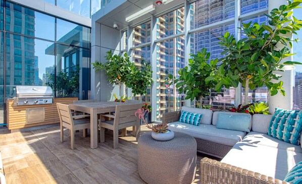Outdoor dining - Elegant River North 1BR w/ Gym, Lounge & Roof, nr L, by Blueground (Chicago)