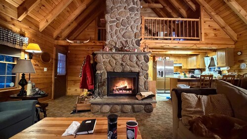 Perfect cozy cabin w/ tree house on 3 acres of woods near skiing, hiking & DWG