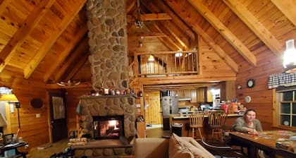 Perfect cozy cabin w/ tree house on 3 acres of woods near skiing, hiking & DWG