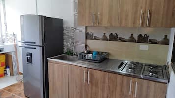 Molino para café, olla para langostas y comedor