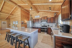 ثلاجة، ميكروويف، فرن، موقد طهي مسطح