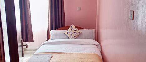 Standard Room | Langsir/tirai gelap terus, Wi-fi percuma, cadar katil