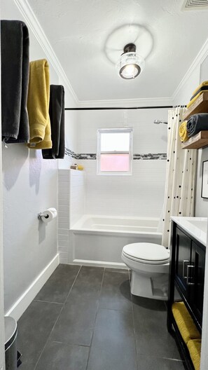 Dusche, Haartrockner, Handtücher, Seife