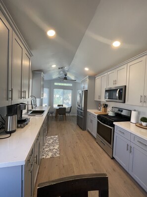 ثلاجة، ميكروويف، فرن، موقد طهي مسطح