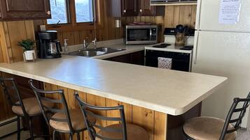 Geladeira, micro-ondas, fogão, cooktop