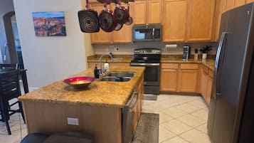 Refrigerador, microondas, horno, placa de cocina