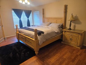 3 bedrooms, iron/ironing board, free WiFi, bed sheets - Backyard Oasis near downtown (Chandler)