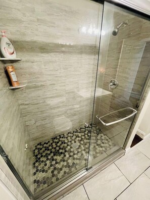 Shower, hair dryer, towels, soap - Beach Bliss Getaway- Stylish 1 Bedroom Apt (Clearwater)