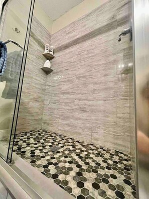 Shower, hair dryer, towels, soap - Beach Bliss Getaway- Stylish 1 Bedroom Apt (Clearwater)