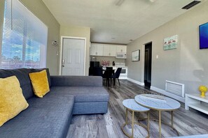 TV - Beach Bliss Getaway- Stylish 1 Bedroom Apt (Clearwater)