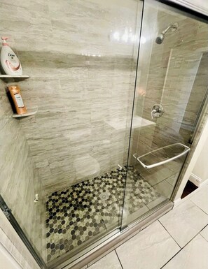 Regadera, secadora de cabello, toallas, jabón 