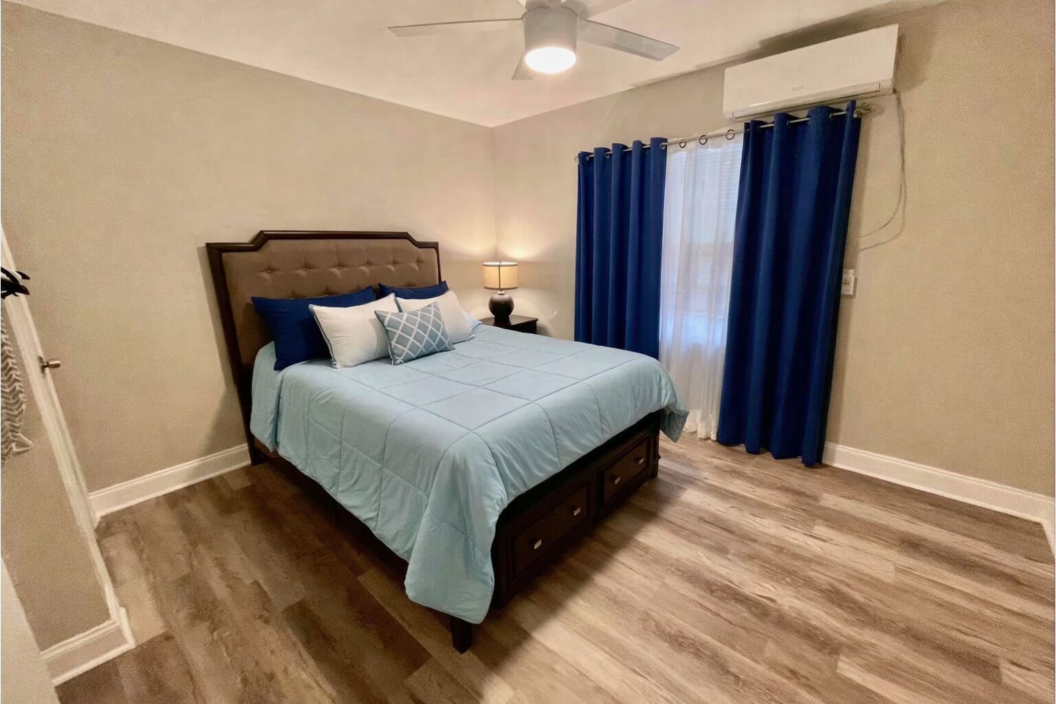 1 habitación, tabla de planchar con plancha, wifi gratis y ropa de cama 