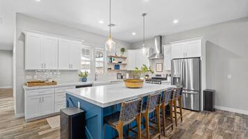 Geladeira, micro-ondas, fogão, cooktop