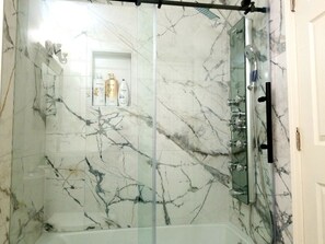 Badewanne, Haartrockner, Handtücher, Seife