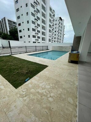 Una piscina al aire libre