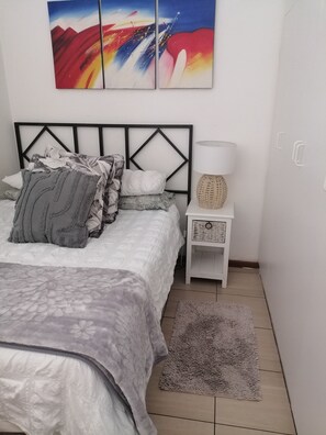 1 habitación, escritorio, tabla de planchar con plancha y wifi gratis 