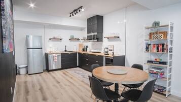 Réfrigérateur, micro-ondes, four, plaque de cuisson