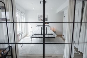 2 slaapkamers, een bureau, een strijkplank/strijkijzer, wifi