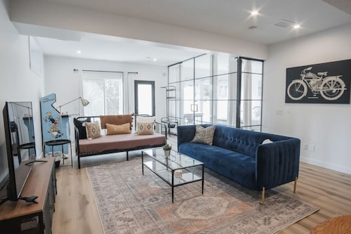 NYC Loft Inspired •12 mins to WEM •Vintage arcade