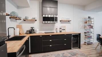 Frigorifero, microonde, forno, piano cottura