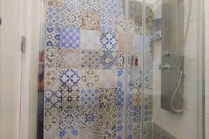 Regadera, secadora de cabello, bidet, toallas 