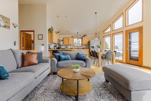 Smart TV, fireplace - Cozy Family Cabin with Hot Tub & Stunning Views - 24 miles to Breckenridge! (Fairplay)
