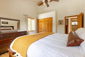3 bedrooms, premium bedding, in-room safe, desk - Cozy Family Cabin with Hot Tub & Stunning Views - 24 miles to Breckenridge! (Fairplay)