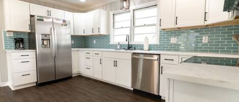 Kühlschrank, Wasserkocher mit Kaffee-/Teezubehör