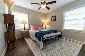 3 makuuhuonetta, työpöytä, Wi-Fi