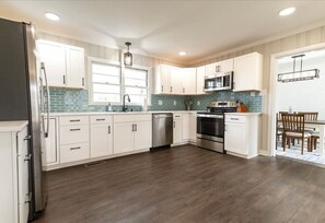 Fridge, coffee/tea maker, cookware/dishes/utensils - 3 BR/ 2 Bath king, Fire Pit (Edenton)