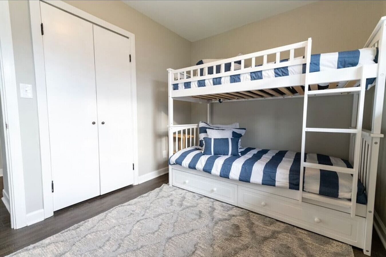 3 عدّة غرف نوم ومكتب وواي فاي