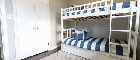 3 bedrooms, desk, WiFi