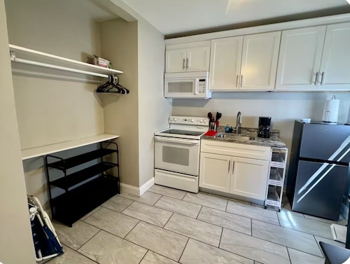 Newly remodeled studio, 7 min from Clearwater Beach