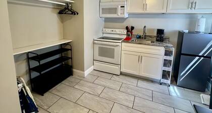Newly remodeled studio, 7 min from Clearwater Beach