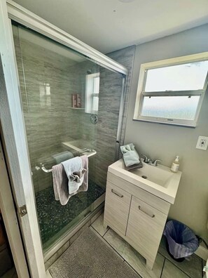 Shower, hair dryer, towels, soap - Beach Mode ON • Near the Beach • Pet Friendly (Clearwater)